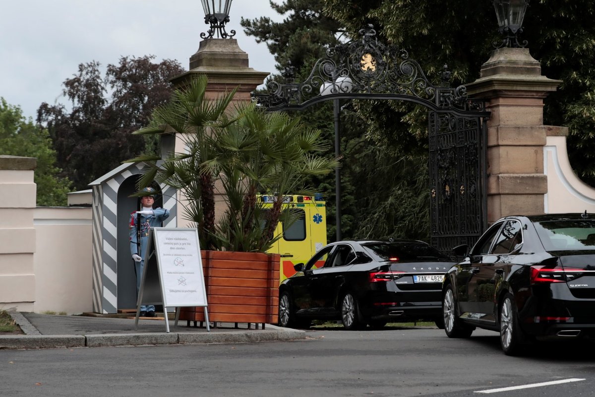 Sanitka s prezidentem Milošem Zemanem při příjezdu na zámek v Lánech.