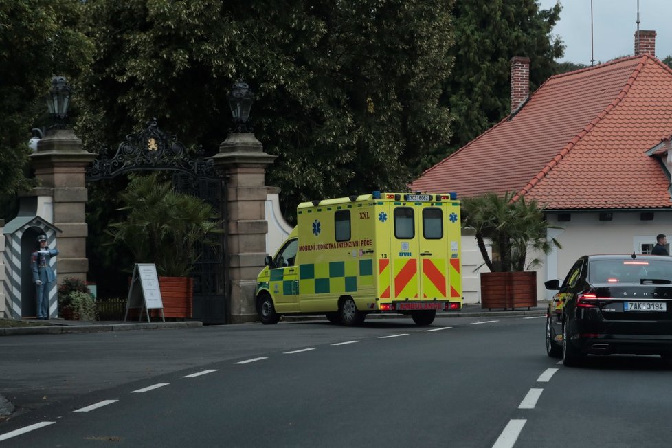 Sanitka s prezidentem Milošem Zemanem při příjezdu na zámek v Lánech