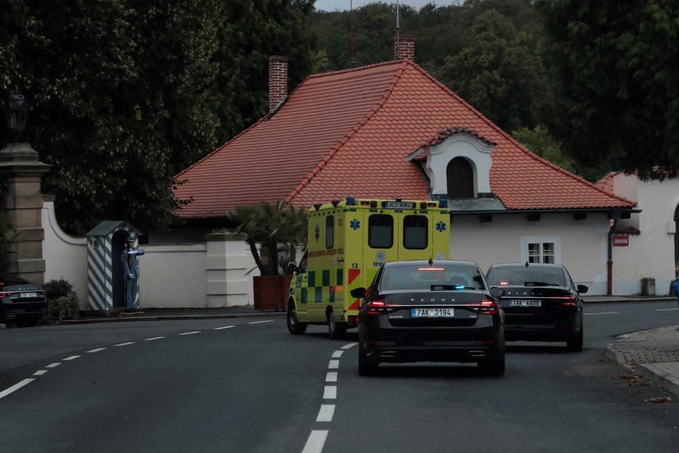 Sanitka s prezidentem Milošem Zemanem při příjezdu na zámek v Lánech