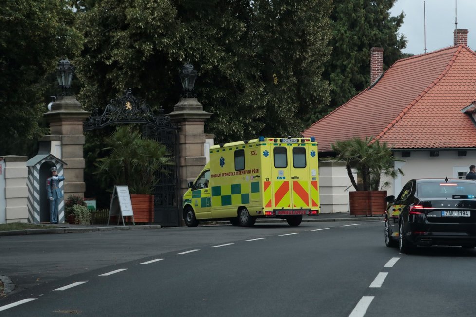 Sanitka s prezidentem Milošem Zemanem při příjezdu na zámek v Lánech.