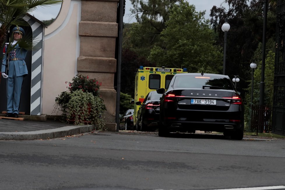 Sanitka s prezidentem Milošem Zemanem při příjezdu na zámek v Lánech