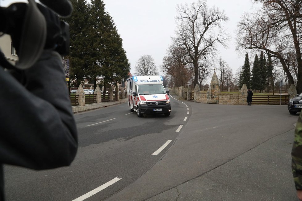 Sanitka s prezidentem Milošem Zemanem dorazila na zámek v Lánech.