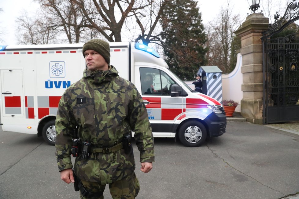 Sanitka s prezidentem Milošem Zemanem dorazila na zámek v Lánech.