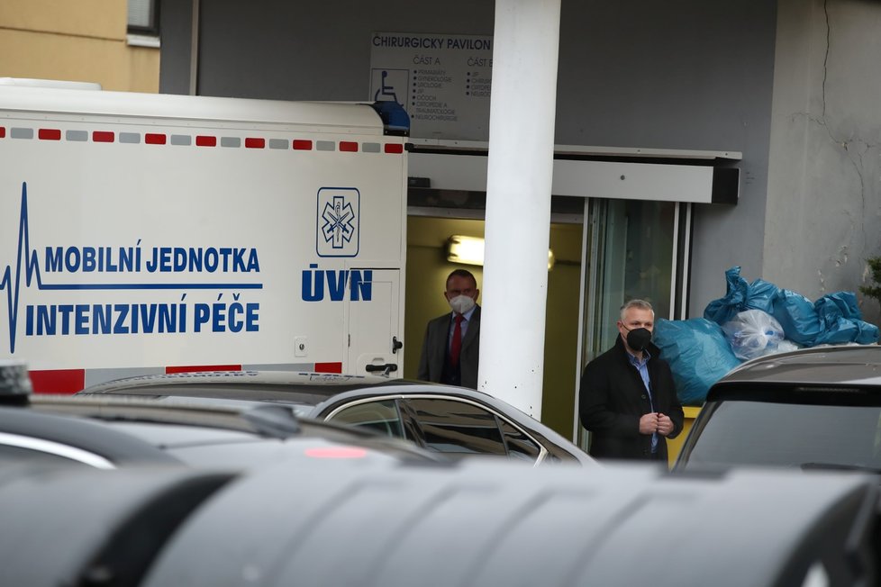 Prezident Miloš Zeman opouští ÚVN ve stejné sanitce, ve které do ní 10. 10. přijel.