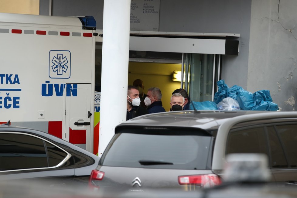 Prezident Miloš Zeman opouští ÚVN ve stejné sanitce, ve které do ní 10. 10. přijel.