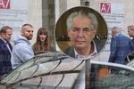 Prezident Zeman zamířil dobrovolně na vyšetření do nemocnice, doprovodila ho dcera Kateřina (24. 9. 2019)