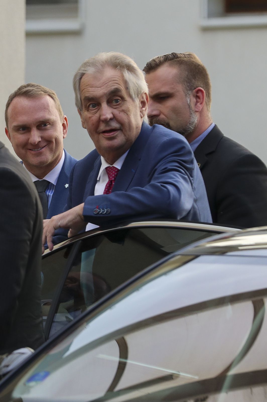 Miloš Zeman nastoupil 17.10.2019 znovu do nemocnice. Na čtyři dny. Doprovodila ho dcera Kateřina