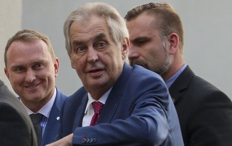 Miloš Zeman nastoupil 17.10.2019 znovu do nemocnice. Na čtyři dny. Doprovodila ho dcera Kateřina