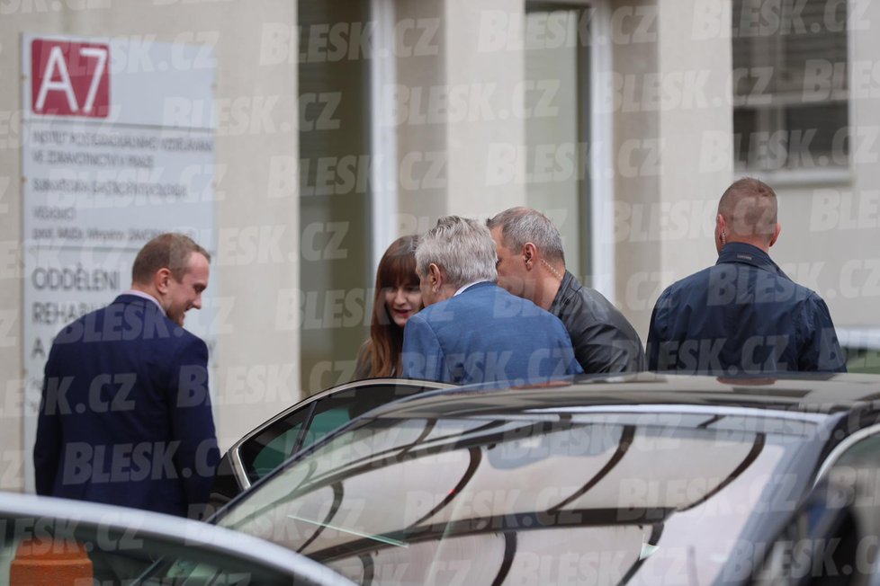 Prezident Zeman zamířil dobrovolně na vyšetření do nemocnice, doprovodila ho dcera Kateřina (24.9.2019)