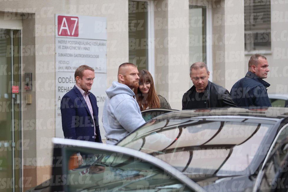 Prezident Zeman zamířil dobrovolně na vyšetření do nemocnice, doprovodila ho dcera Kateřina. (24. 9. 2019)