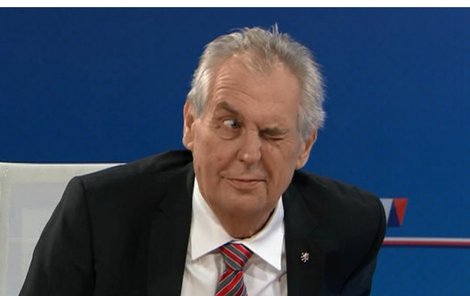 Miloš Zeman na TV Nova a mrknutí na Raye Korantenga během rozhovoru.