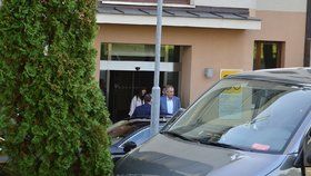 Prezident Miloš Zeman opouští střešovickou nemocnici (20. 10. 2019)