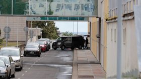 Prezident jel sanitkou, do auta naložili invalidní vozík.