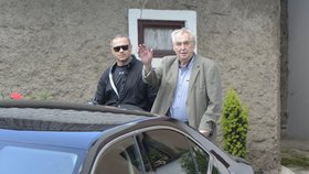 Prezident Zeman nastupuje do auta během dovolené, kterou tradičně vyrazil trávit na Vysočinu.