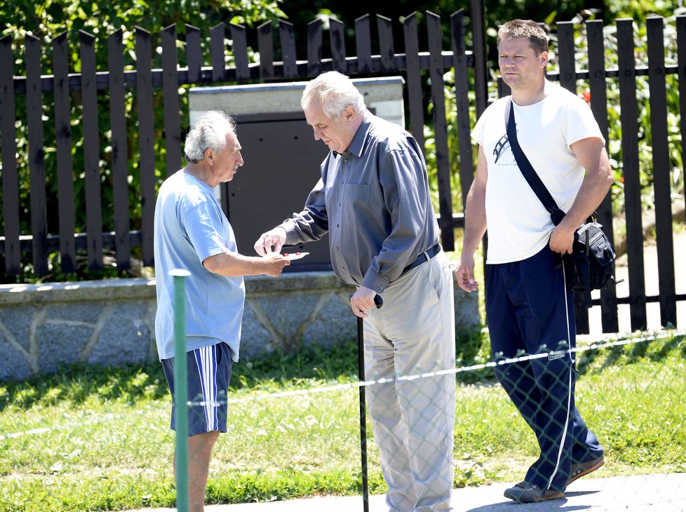 Zemanův soused pohostil prezidenta trešněmi z vlastní zahrádky. (04.07.2014)