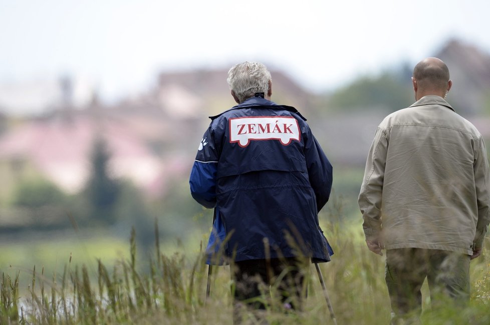 Zeman na procházku vyrazil v zemákovské uniformě.(04.07.2014)