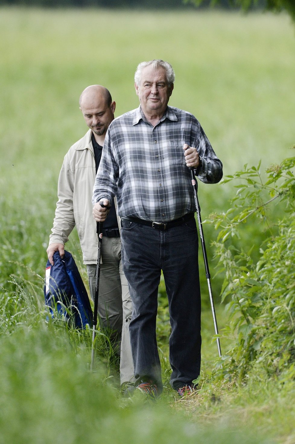 Prezident musel cestou odhazovat svršky. Nesl je bodyguard.(04.07.2014)