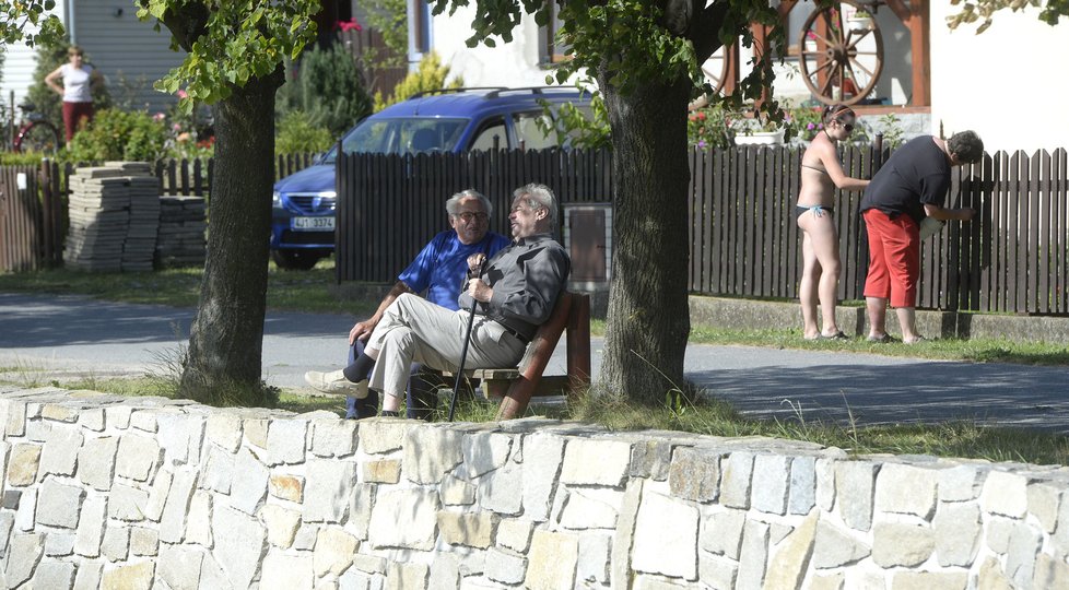 Zatímco Zeman odpočíval na lavičce se starousedlíkem, sousedé natírali plot.