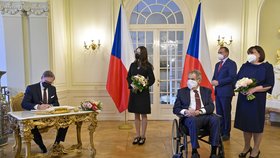 Novoroční oběd v Lánech 2022: Manželé Zemanovi a Fialovi se šéfem hradního protokolu Vladimírem Krulišem (2.1.2022)