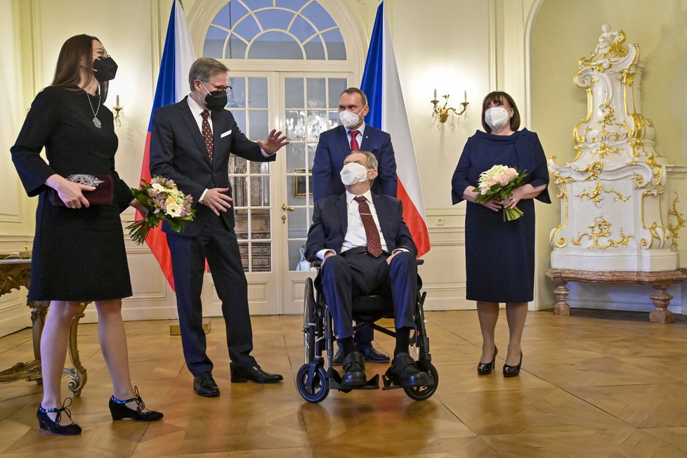 Novoroční oběd v Lánech 2022: Manželé Zemanovi a Fialovi se šéfem hradního protokolu Vladimírem Krulišem (2. 1. 2022)