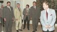 1996: Snímek: Prezident Havel hostí předsedy stran, které se nakonec dohodly na první "opoziční smlouvě"