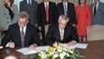1998: Snímek: Miloš Zeman a Václav Klaus podepisují opoziční smlouvu