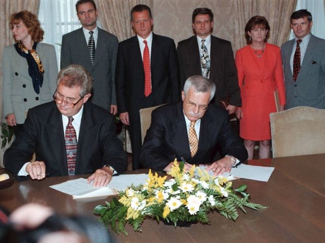 1998: &#34;Myslím si, že se pan Ruml zbláznil a doporučil bych mu návštěvu psychiatra,&#34; řekl Zeman před volbami o výroku, že ČSSD s ODS utvoří velkou koalici.  Snímek: Miloš Zeman a Václav Klaus podepisují opoziční smlouvu