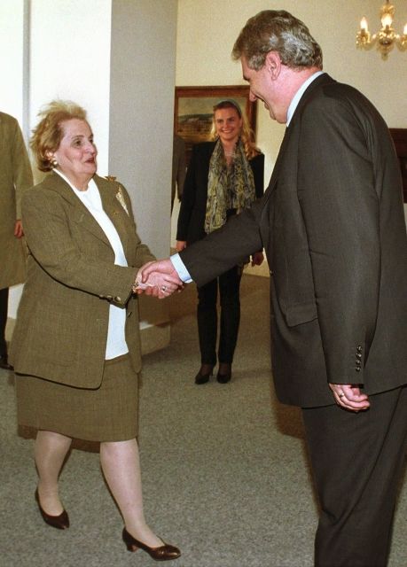 2000: &#34;Tato strana má dlouhodobě dvě perspektivy. Buď zaniknout, anebo zaniknout,&#34; prohlásil Zeman o KSČM  Snímek: Americká ministryně zahraničí Madeleine Albrightová v Praze