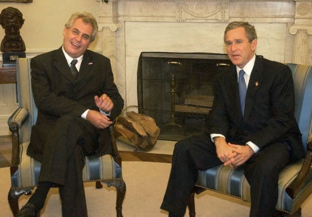 2001: &#34;Nejsem Jan Ruml, který desetkrát prohlásil, že odejde z politiky, a smrdí v politice dál.&#34; Snímek: U George Bushe v Bílém domě