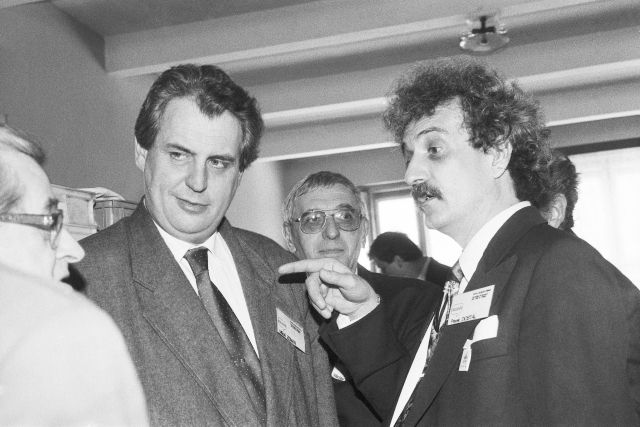 1993: &#34;Bylo by neštěstím, kdyby se sociální demokracie rozdělila pro rozdíly mezi názorovými proudy, které nepokládám za nepřekonatelné.&#34; Snímek: Miloš Zeman na sjezdu ČSSD, kde byl zvolen předsedou strany