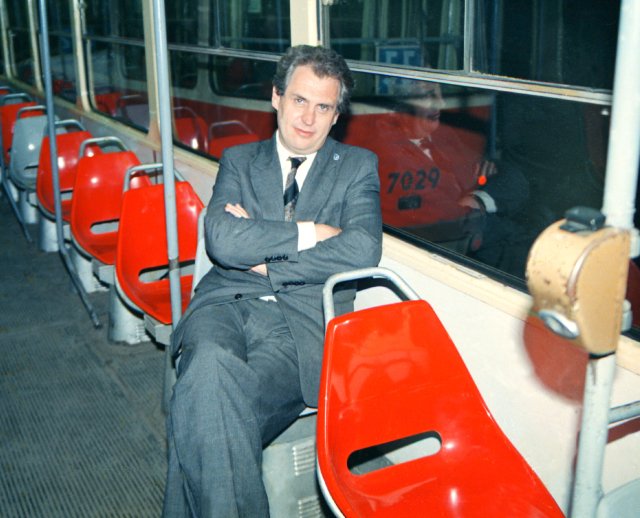 1991: Snímek: Poslanec Miloš Zeman v pražské tramvaji.