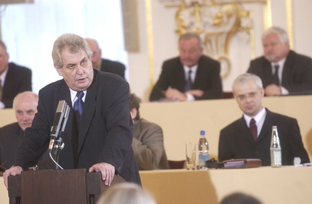 2003: Snímek: Miloš Zeman při projevu před volbou prezidenta