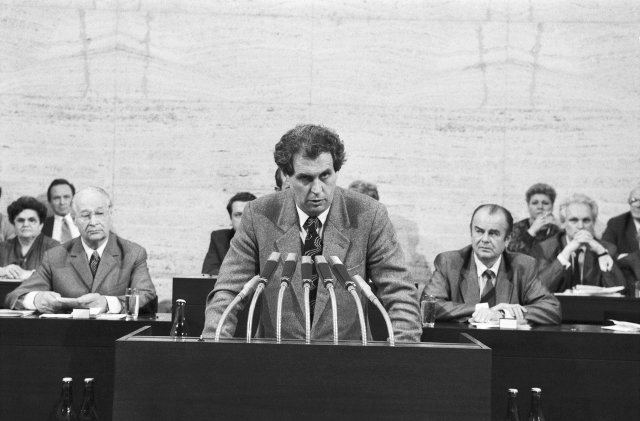 1990: Snímek: Zeman ve Federálním shromáždění