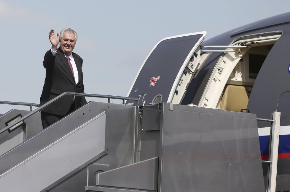 Prezident republiky Miloš Zeman při odletu.