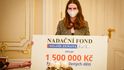 Kateřina Zemanová se svým otcem Milošem Zemanem předali 1,5 milionu korun na ohrožené děti v klokáncích (15.12.2020)
