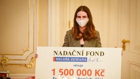 Kateřina Zemanová se svým otcem Milošem Zemanem předali 1,5 milionu korun na ohrožené děti v klokáncích (15.12.2020).