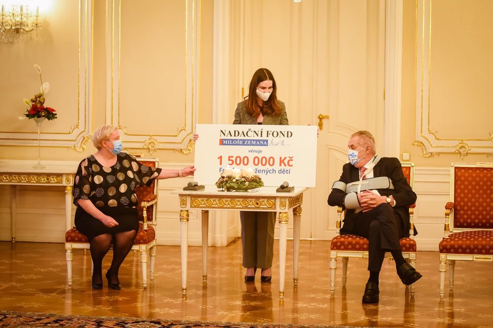 Kateřina Zemanová se svým otcem Milošem Zemanem předali 1,5 milionu korun na ohrožené děti v klokáncích (15.12.2020)