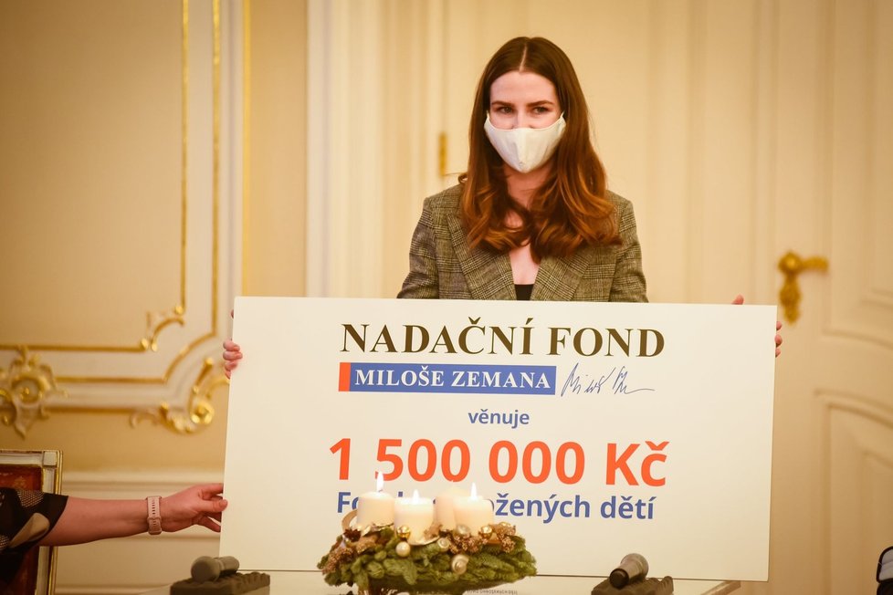 Kateřina Zemanová se svým otcem Milošem Zemanem předali 1,5 milionu korun na ohrožené děti v klokáncích (15.12.2020)