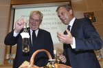 Návštěva Miloše Zemana v Olomouckém kraji: Tekuté dary pro prezidenta
