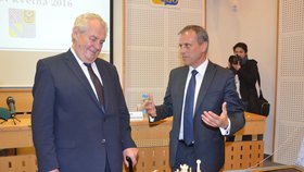 Návštěva Miloše Zemana v Olomouckém kraji: Hejtman Jiří Rozbořil předal prezidentovi šachy.