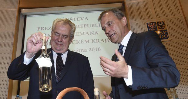 Zeman se zastal stíhaného hejtmana. Připomněl kauzu Nagyová a kabelky