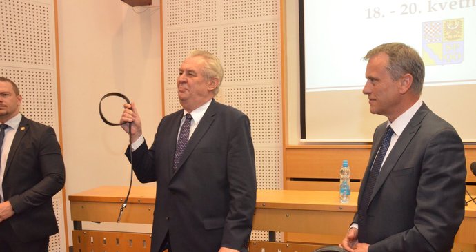 Návštěva Miloše Zemana v Olomouckém kraji: Prezident opět přivezl kožený pásek, peněženku a brašnu pro hejtmana