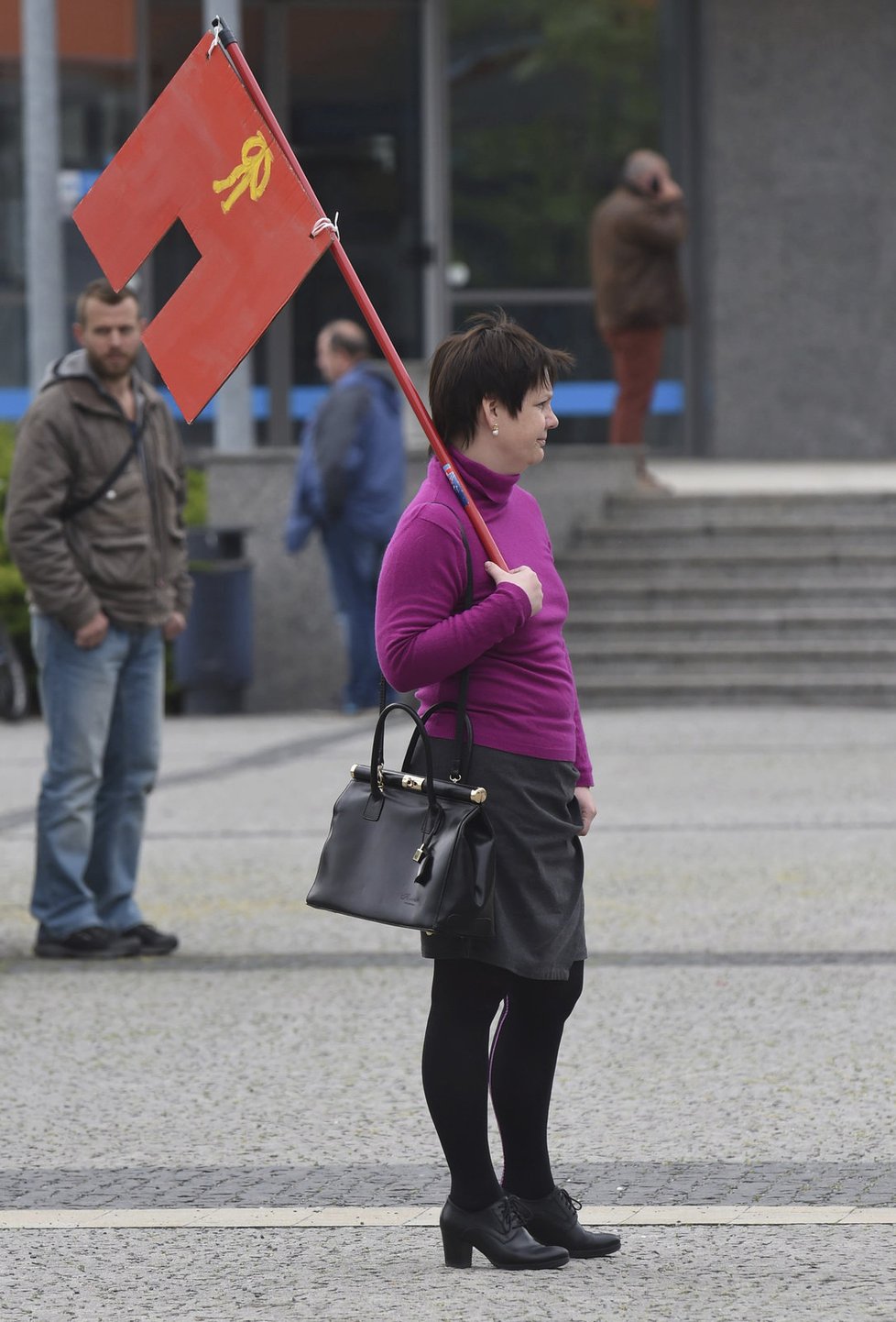 Návštěva Miloše Zemana v Olomouckém kraji: Žena s červenými trenkami před budovou krajského úřadu v Olomouci