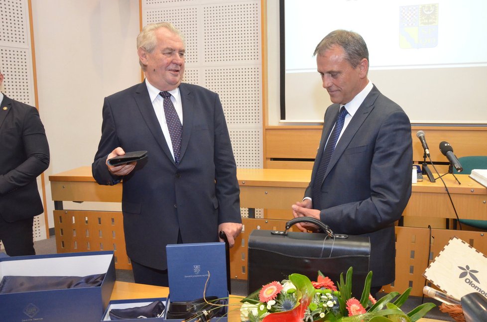 Návštěva Miloše Zemana v Olomouckém kraji: Prezident opět přivezl kožený pásek, peněženku a brašnu pro hejtmana.