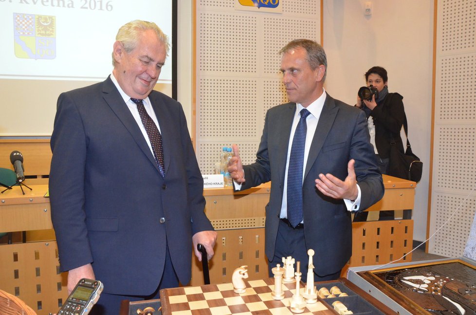Návštěva Miloše Zemana v Olomouckém kraji: Hejtman Jiří Rozbořil předal prezidentovi šachy