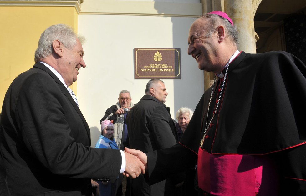 Prezidenta Zemana vítá u baziliky na Svatém Kopečku u Olomouce arcibiskup Jan Graubner