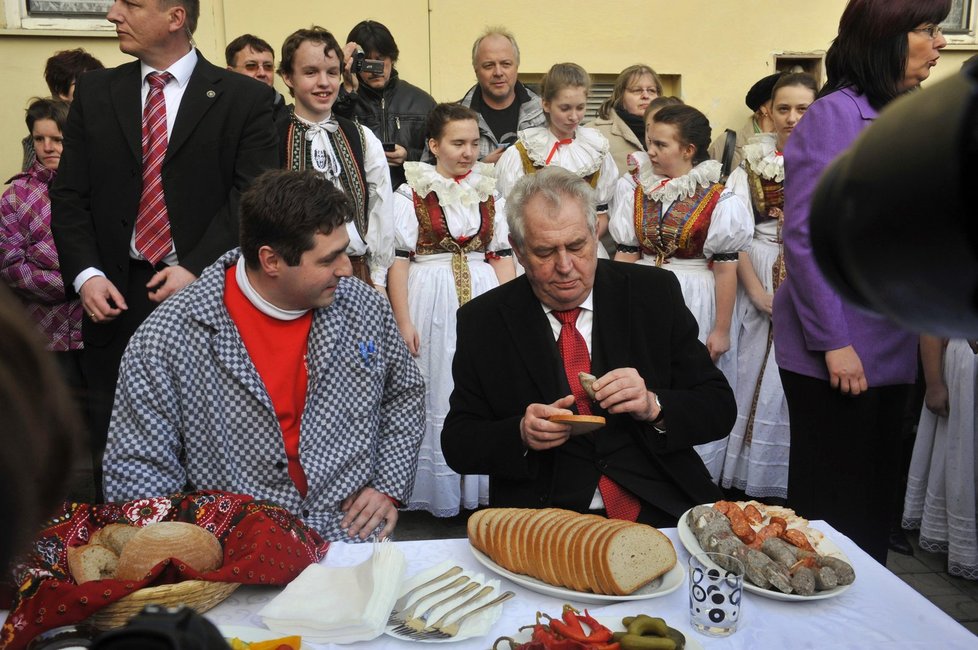 Zabijačka pro prezidenta: Takhle pohostili Miloše Zemana při návštěvě Olomouckého kraje v obci Cholina