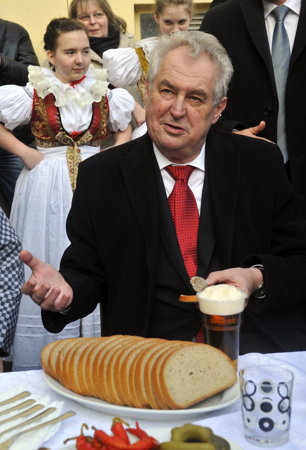 Miloš Zeman si návštěvu obce Cholina užil dosytosti. Neodmítl pivečko, ani jitrničku