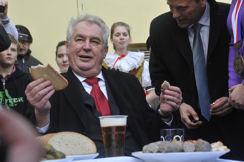 Miloš Zeman v krajích: Návštěvu obce Cholina si užil dosytosti. Neodmítl pivečko, ani jitrničku.