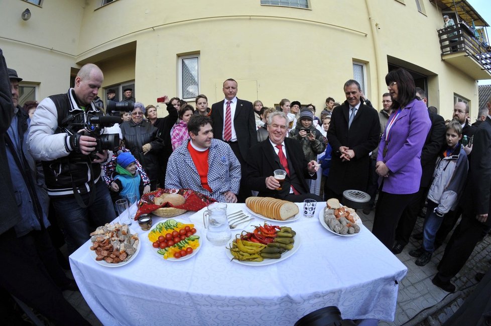 Zabijačka pro prezidenta: Takhle pohostili Miloše Zemana při návštěvě Olomouckého kraje v obci Cholina